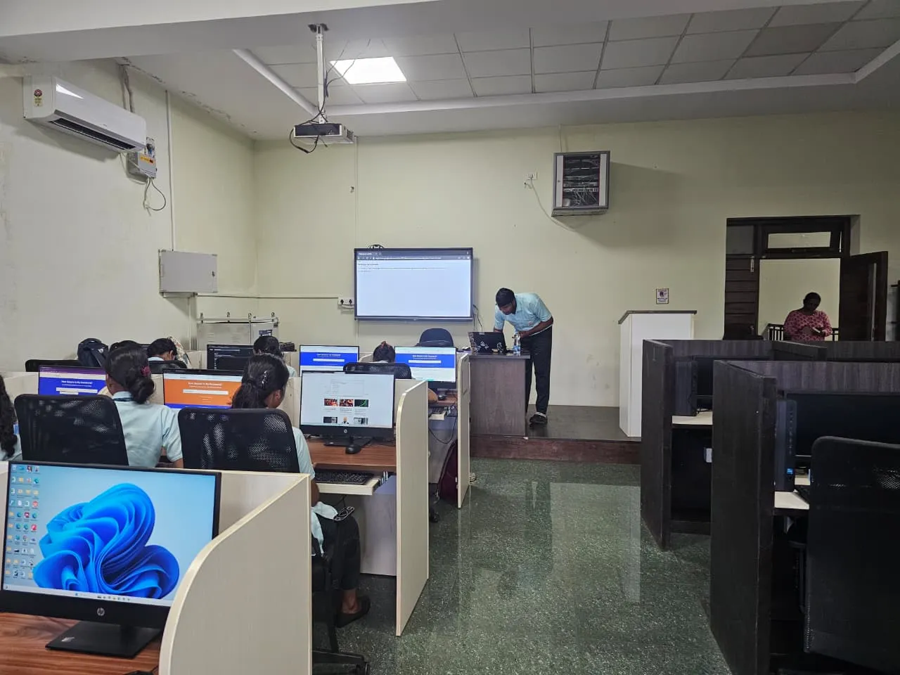 Cybersecurity career guidance session at Avanteia Cybersecurity Seminar Sant Sohirobanath Ambiye Government College of Arts and Commerce